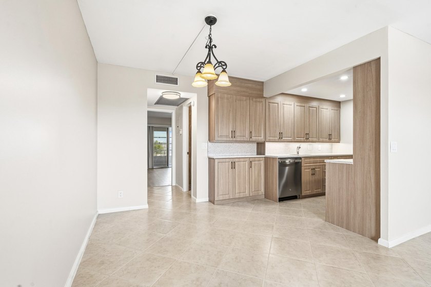 PENTHOUSE, UPGRADED KITCHEN CABINETS WITH QUARTZ COUNTERTOPS AND - photo 2