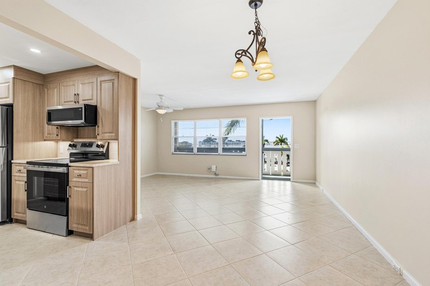 PENTHOUSE, UPGRADED KITCHEN CABINETS WITH QUARTZ COUNTERTOPS AND - photo 3