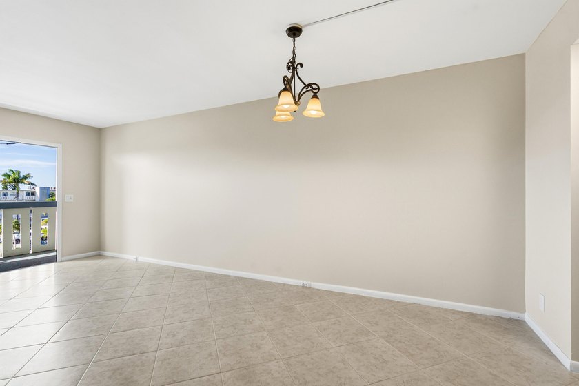PENTHOUSE, UPGRADED KITCHEN CABINETS WITH QUARTZ COUNTERTOPS AND - photo 10