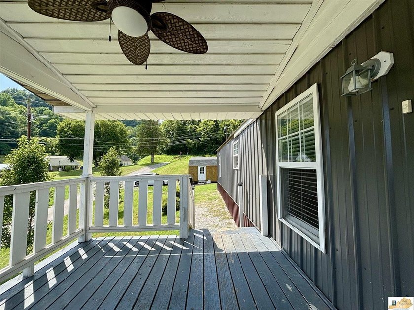 A budget-friendly mobile home on 0.27 acres inside city limits - photo 5