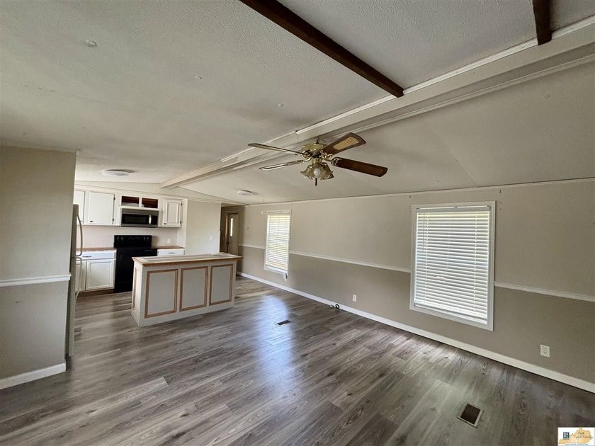 A budget-friendly mobile home on 0.27 acres inside city limits - photo 6