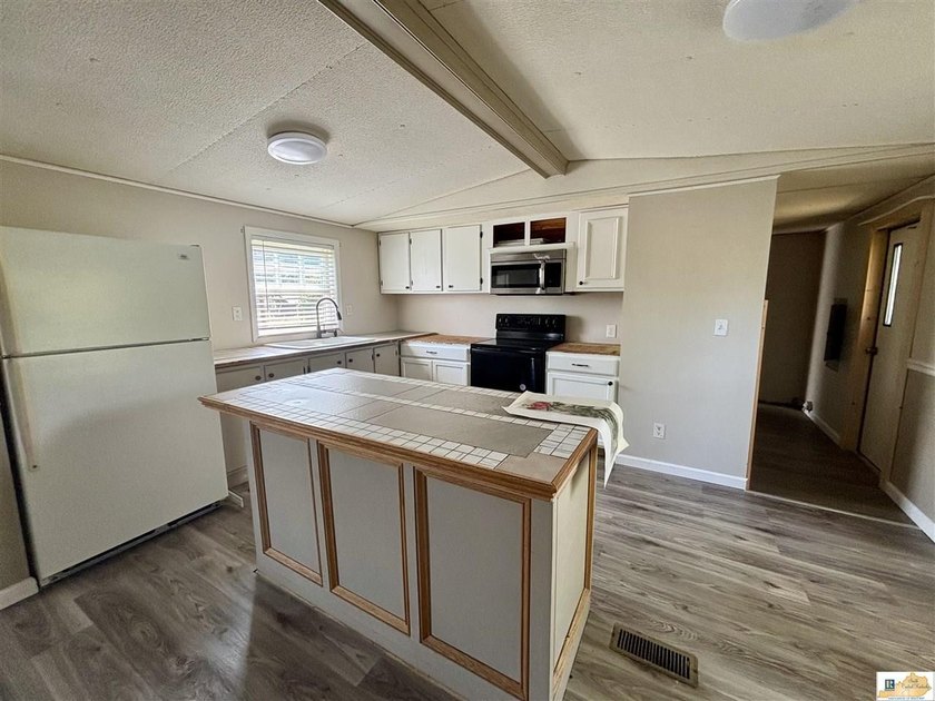 A budget-friendly mobile home on 0.27 acres inside city limits - photo 10