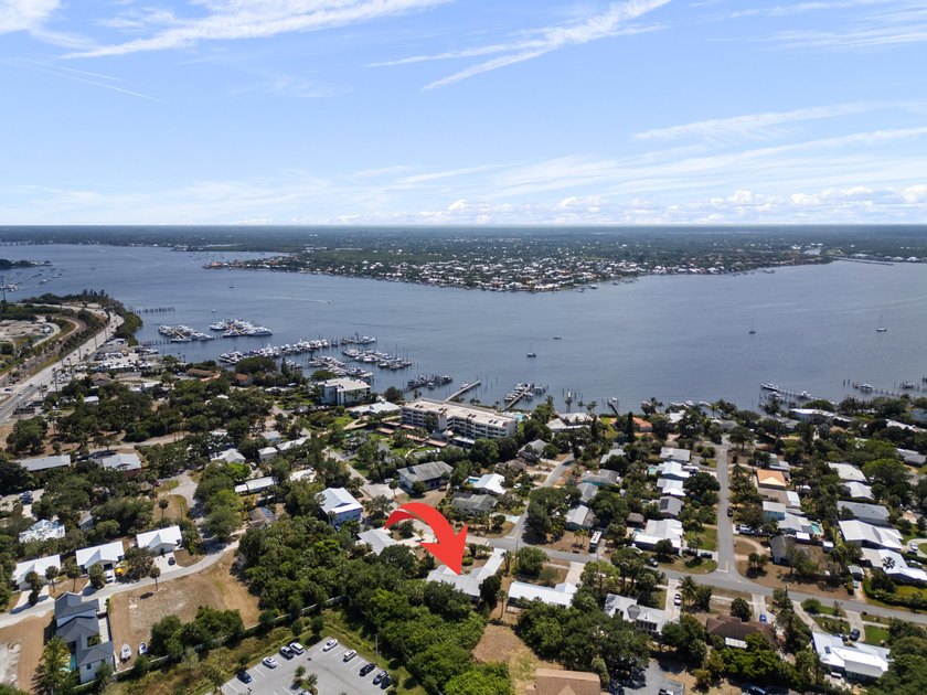 Welcome to this well-appointed single-family residence in North - photo 3