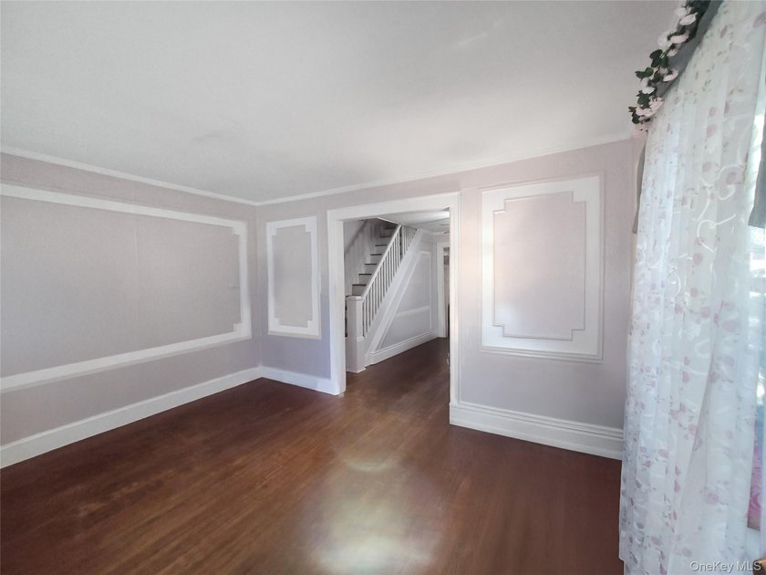 Welcome to this charming Richmond Hill residence ideally located - photo 2