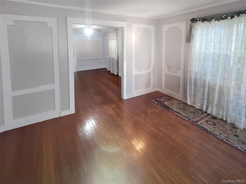 Welcome to this charming Richmond Hill residence ideally located - photo 3