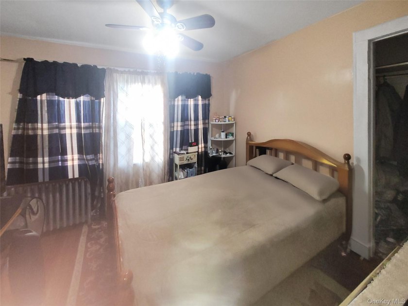 Welcome to this charming Richmond Hill residence ideally located - photo 7