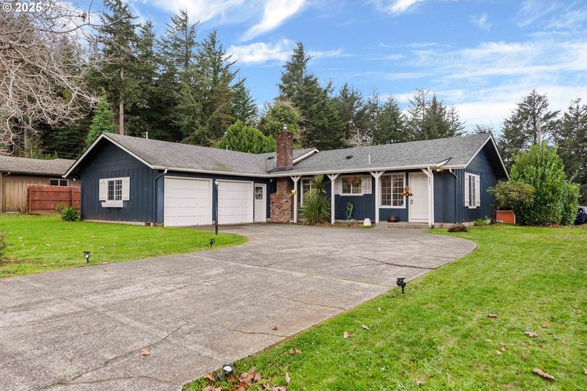 Location, location, location! Single level ranch style home with - photo 2