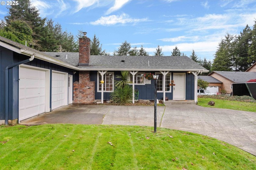 Location, location, location! Single level ranch style home with - photo 3