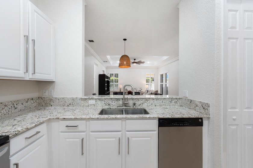 Welcome to this charming CORNER UNIT 2-bedroom, 2-bathroom villa - photo 6