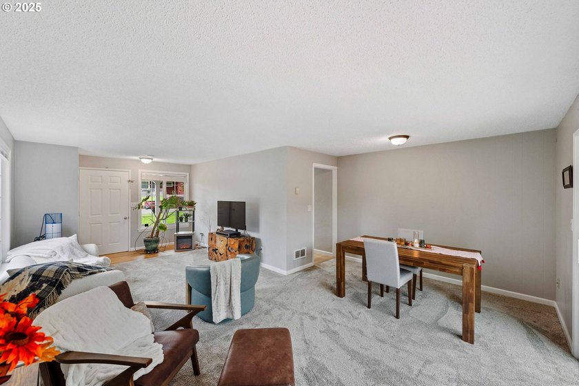 Location, location, location! Single level ranch style home with - photo 7
