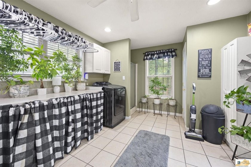 The square footage tells the story. With approximately 3,000 - photo 8