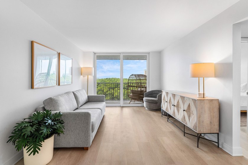 INTRACOASTAL VIEWS FULLY RENOVATED! Experience waterfront living - photo 3