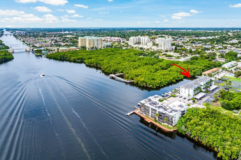 INTRACOASTAL VIEWS FULLY RENOVATED! Experience waterfront living - photo 8