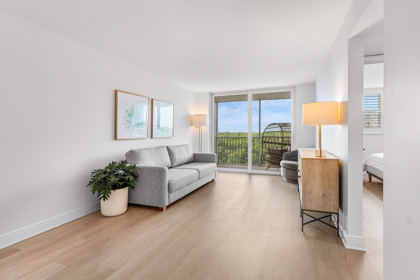 INTRACOASTAL VIEWS FULLY RENOVATED! Experience waterfront living - photo 9