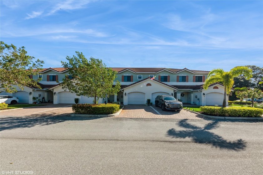 Stunning *2018* Newer Construction! 2 bed, 2.5 bath, fee simple - photo 2