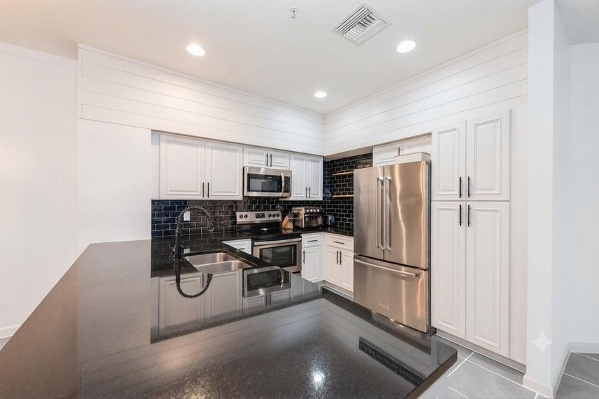 Stunning *2018* Newer Construction! 2 bed, 2.5 bath, fee simple - photo 3