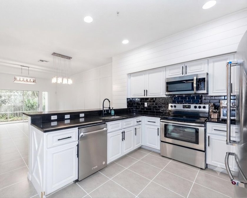 Stunning *2018* Newer Construction! 2 bed, 2.5 bath, fee simple - photo 4
