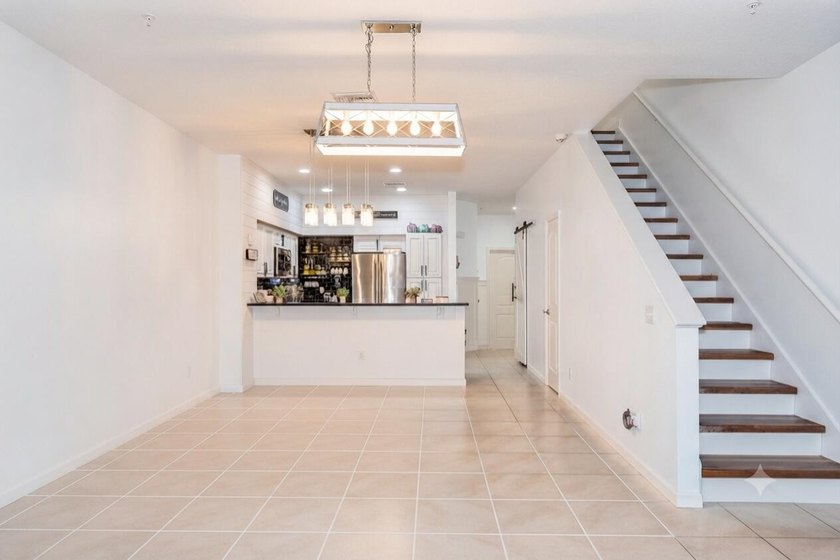 Stunning *2018* Newer Construction! 2 bed, 2.5 bath, fee simple - photo 5