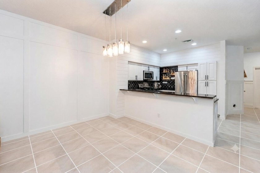 Stunning *2018* Newer Construction! 2 bed, 2.5 bath, fee simple - photo 6