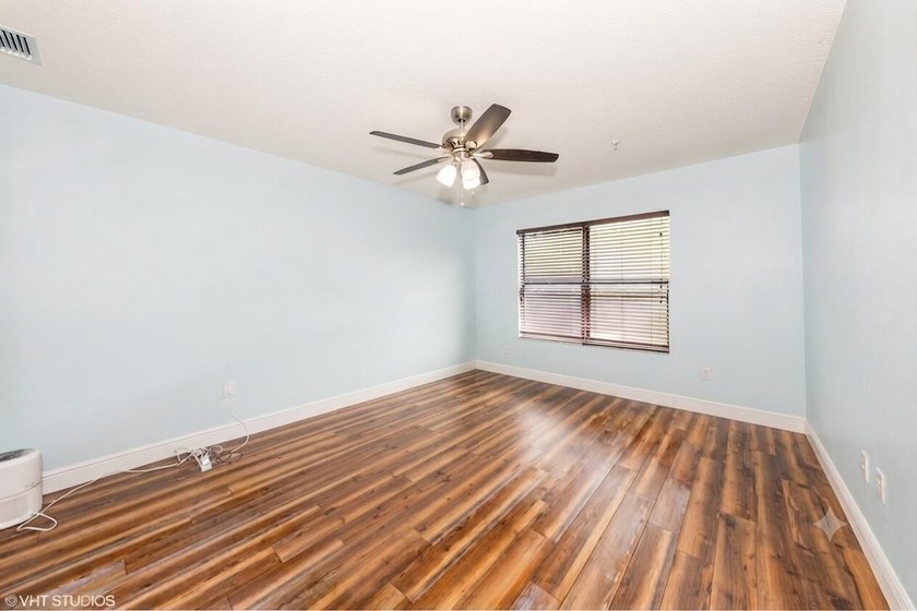 Stunning *2018* Newer Construction! 2 bed, 2.5 bath, fee simple - photo 8