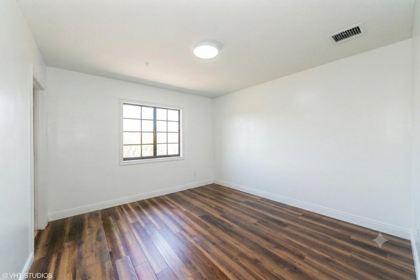 Stunning *2018* Newer Construction! 2 bed, 2.5 bath, fee simple - photo 9