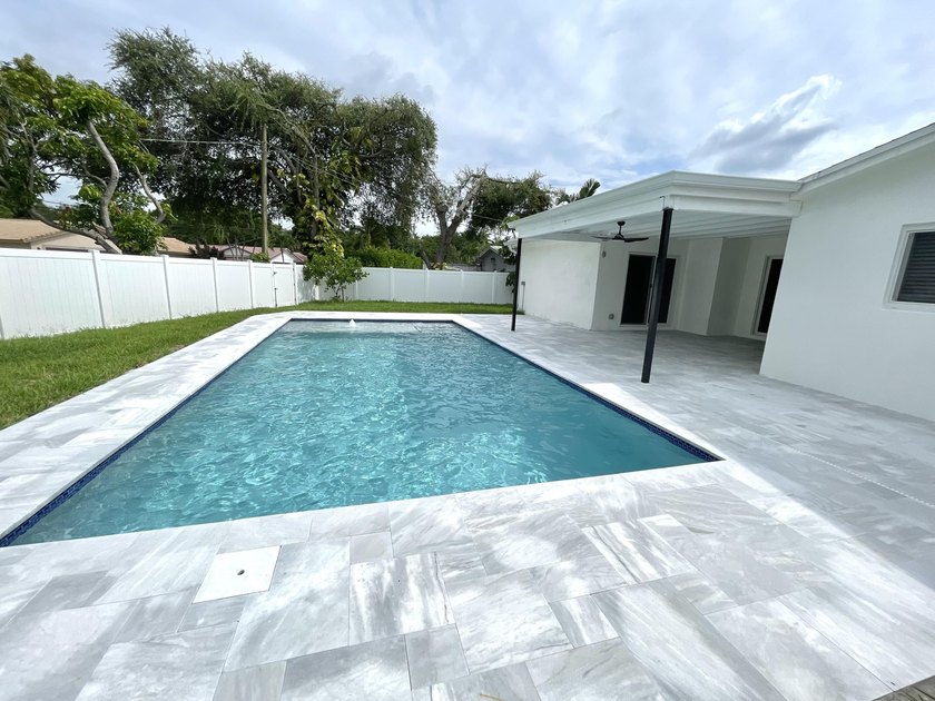 Completely renovated 4-bedroom, 2-bath home with a stunning - photo 2