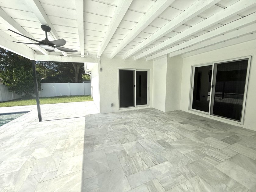 Completely renovated 4-bedroom, 2-bath home with a stunning - photo 4