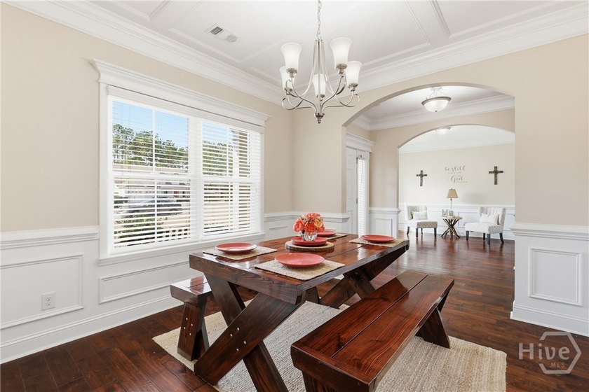 Welcome to this beautifully maintained 5-bedroom, 3-bath - photo 8