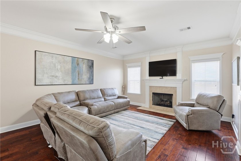 Welcome to this beautifully maintained 5-bedroom, 3-bath - photo 10