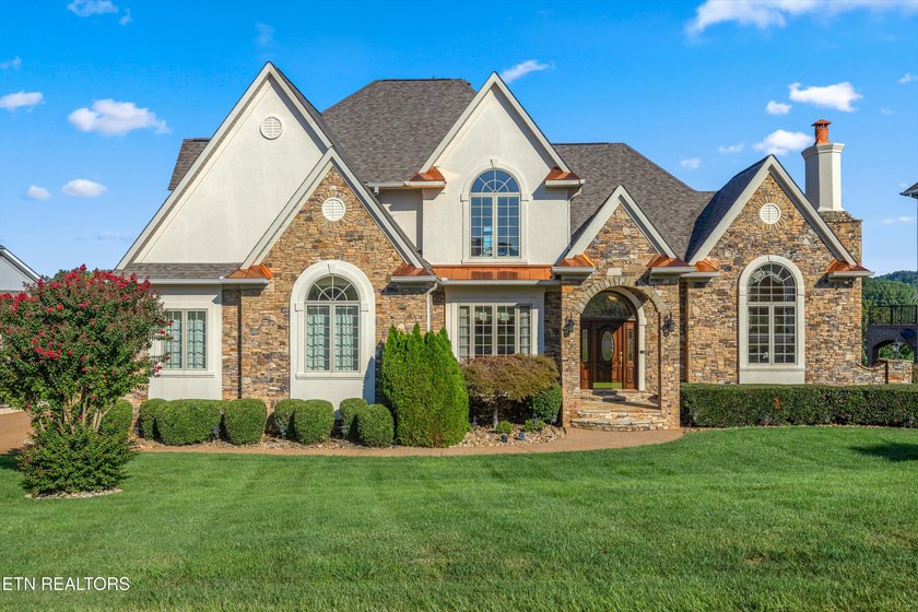 Magnificent upscale custom built estate with stack stone and - photo 2