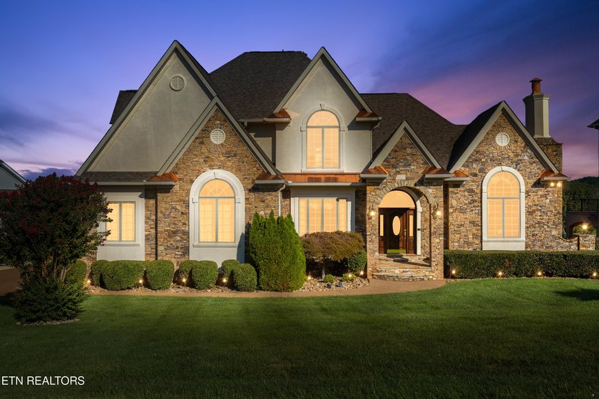 Magnificent upscale custom built estate with stack stone and - photo 3