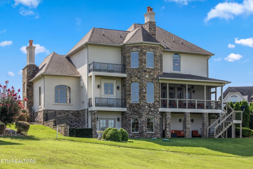 Magnificent upscale custom built estate with stack stone and - photo 4