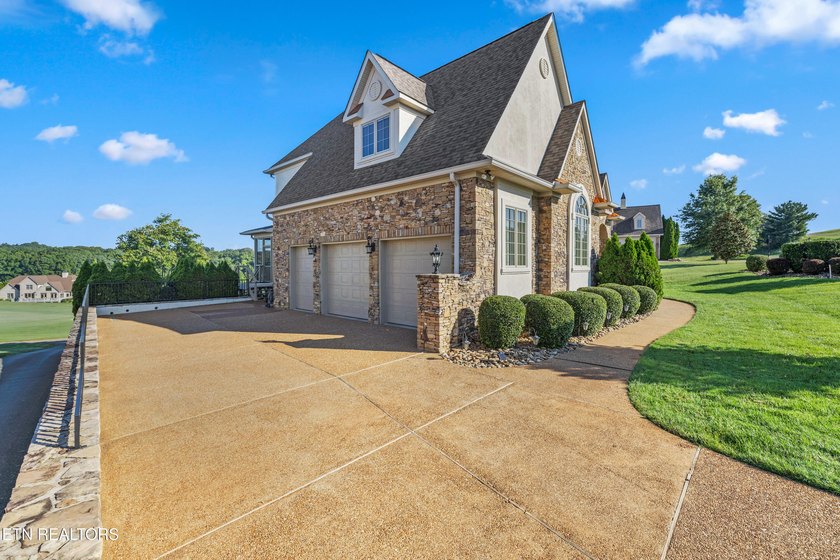 Magnificent upscale custom built estate with stack stone and - photo 5