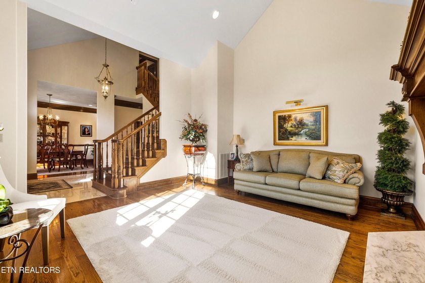 Magnificent upscale custom built estate with stack stone and - photo 9