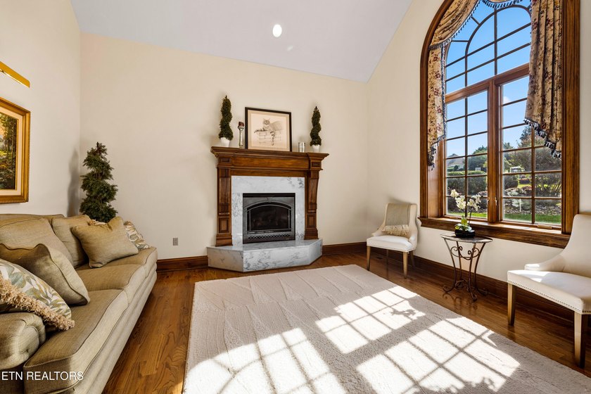 Magnificent upscale custom built estate with stack stone and - photo 10