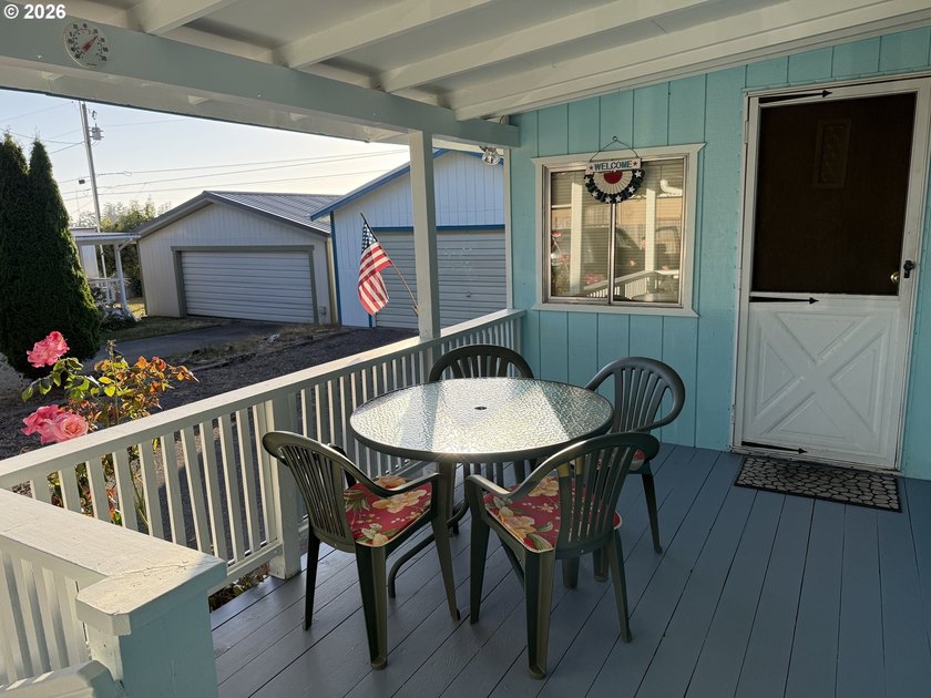 Coastal living at an unbeatable value! This charming 2-bedroom - photo 2