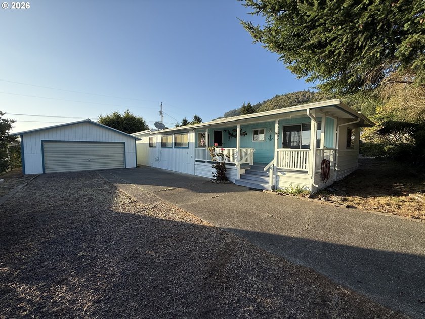 Coastal living at an unbeatable value! This charming 2-bedroom - photo 3