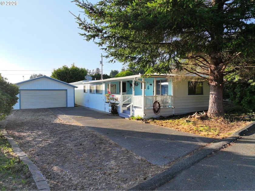 Coastal living at an unbeatable value! This charming 2-bedroom - photo 4