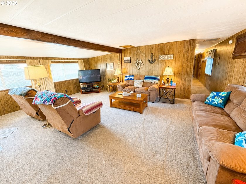 Coastal living at an unbeatable value! This charming 2-bedroom - photo 7