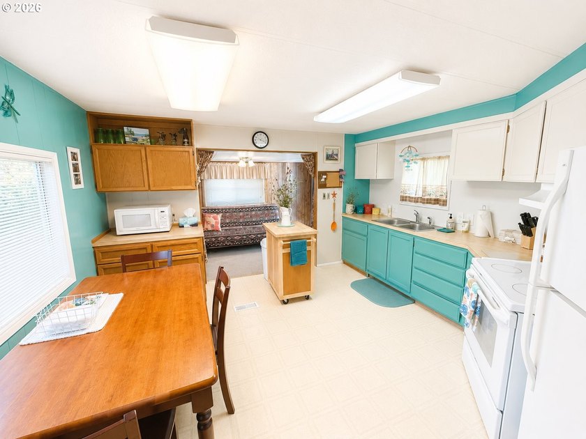 Coastal living at an unbeatable value! This charming 2-bedroom - photo 9
