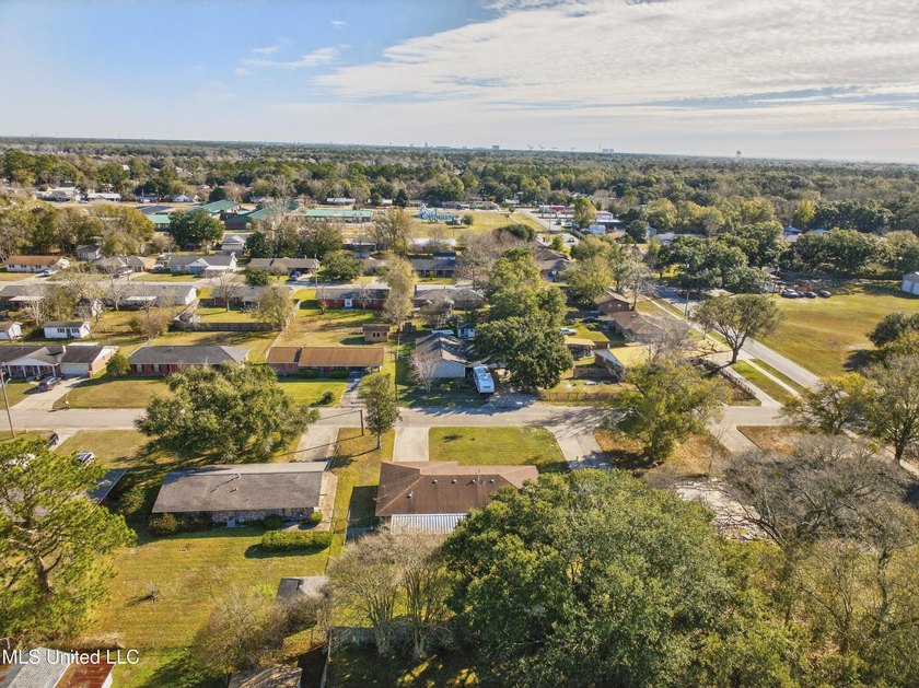 This well-maintained 3-bedroom brick home in Long Beach offers a - photo 37