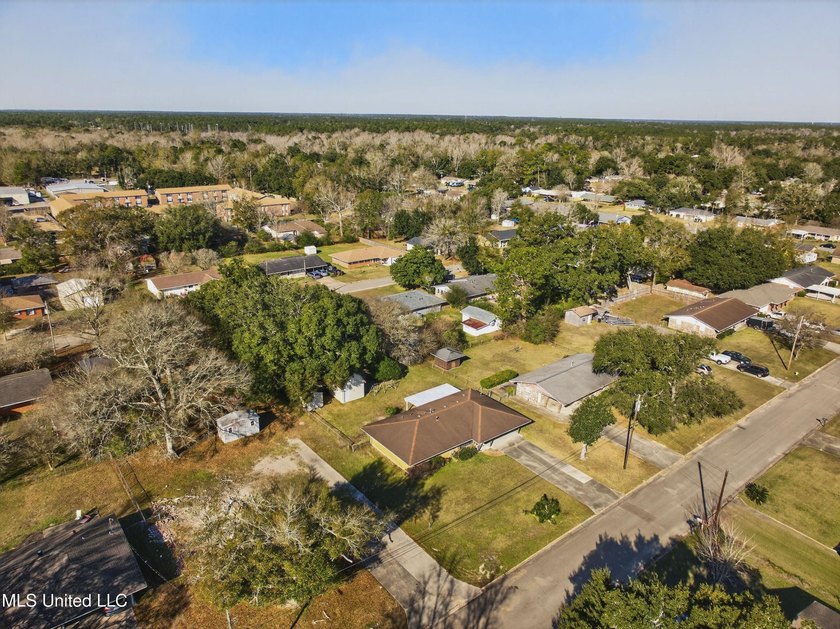 This well-maintained 3-bedroom brick home in Long Beach offers a - photo 38