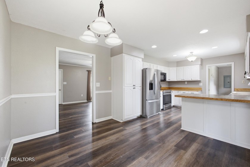 Location, Space &amp; Updates - This One Has It All! Don't miss this - photo 10