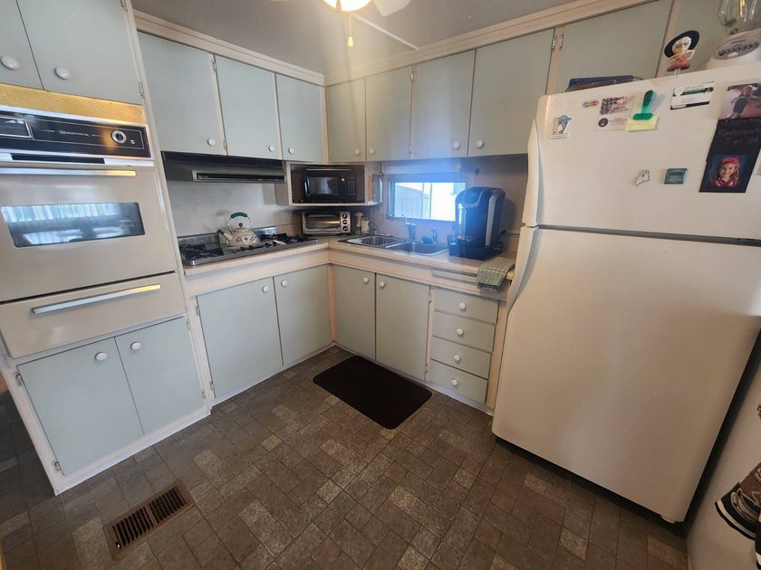 Welcome to this charming 2 bedroom, 1 bath in a terrific, 55+ - photo 11