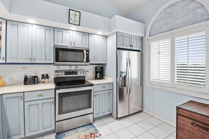 Best buy!!!! Enjoy this most desirable Bluffs Marina penthouse - photo 3