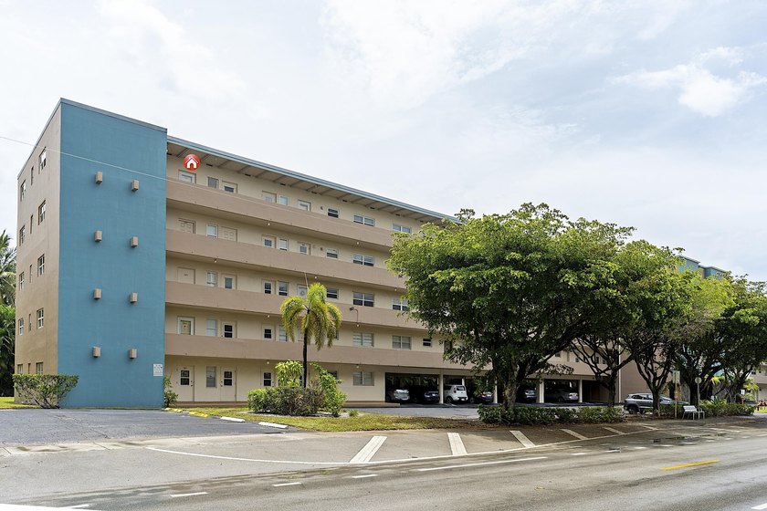 Beautifully renovated 2/2 in the heart of Hallandale Beach, just - photo 2