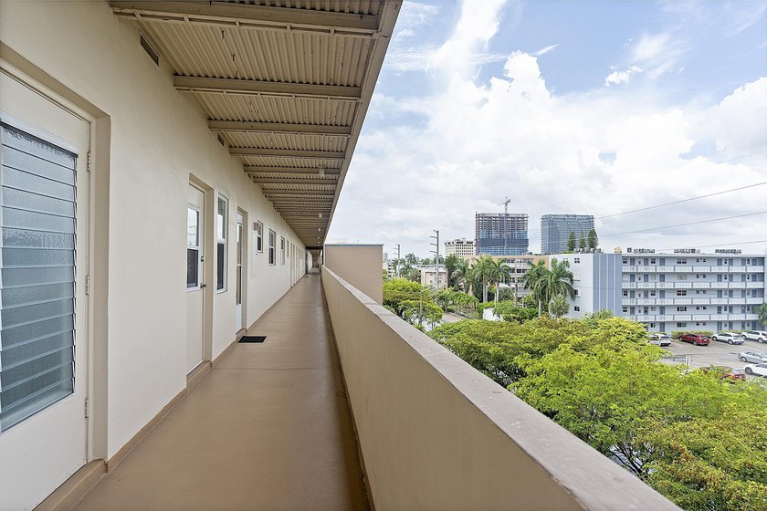 Beautifully renovated 2/2 in the heart of Hallandale Beach, just - photo 4