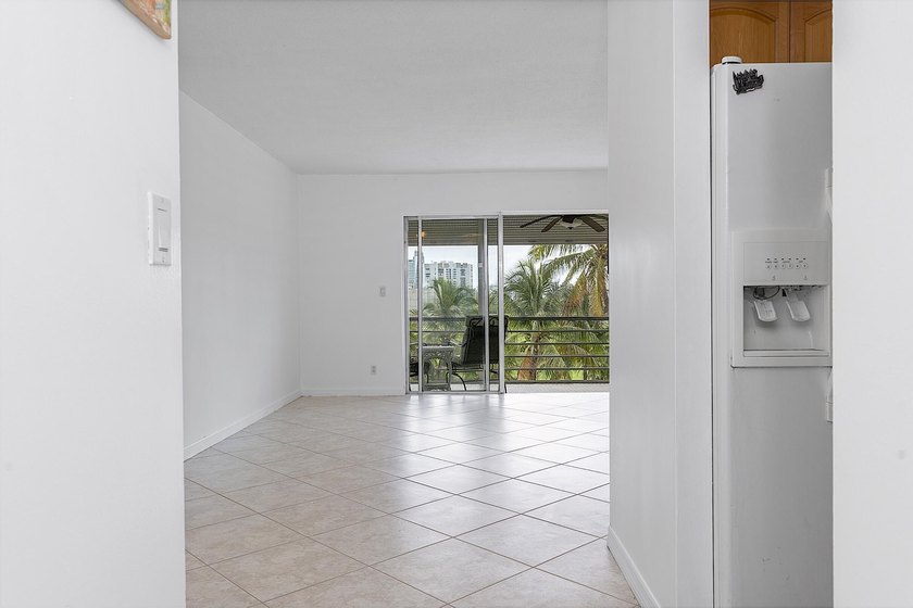 Beautifully renovated 2/2 in the heart of Hallandale Beach, just - photo 6