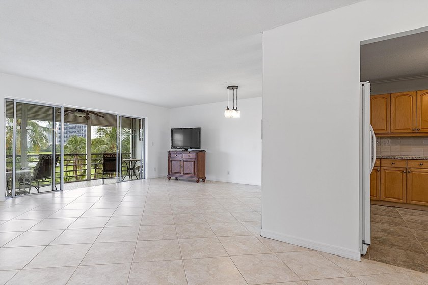 Beautifully renovated 2/2 in the heart of Hallandale Beach, just - photo 7