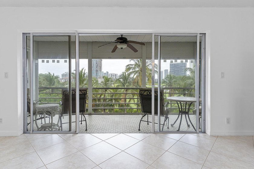 Beautifully renovated 2/2 in the heart of Hallandale Beach, just - photo 10